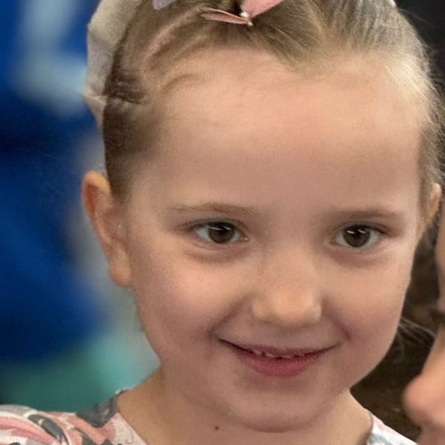 Wie süss ist das bitte?? 
Gestern hatte unser neues Team 3 seinen ersten Auftritt am Coup du Noël in Grolley. 
Etwas reduziert (Maja & Ella fehlen) gingen sie an den Start und haben ihre Aufgabe super gemeistert. Und durften sich über den dritten Rang freuen.☀️ 💪

Die Anzüge von @l.e._sport passen einfach perfekt! Danke! ♥️