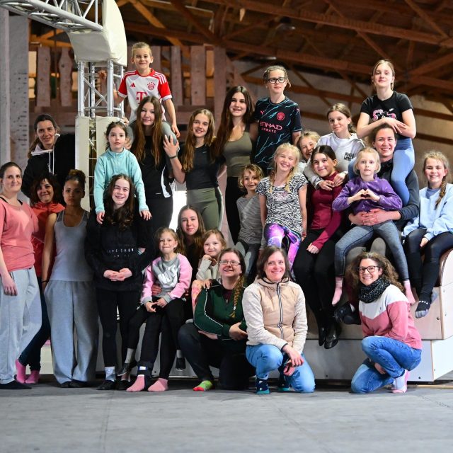 Phu, bei uns war viel los in letzter Zeit... und Social Media kam definitiv zu kurz!

Aber lasst uns von vorne beginnen:
Vom 08.- 12. April reisten wir mit unseren Einzel und den 3 Wettkampfteams nach Leipzig um im @movie_trainingszentrum unser Trainingslager bei Daniel Kaiser durchzuführen. 

Es wurde sowohl an der Pflichttechnik wie auch an der Kürartistik gearbeitet! Jedes Jahr können wir dort unseren Rucksack mit vielen neuen und alten Inputs füllen und wissen wieder woran wir arbeiten müssen. Danke! ❤

Ebenfalls ein grosses Dankeschön an unsere Trainer @minuvoltige & @shinraerunya sowie an unsere Köchinnen @alexandrakully , @sybil.konigbachofen & @tanjamathys und unsere Kinderbetreuer @wyssmartina77 & Flo. Ihr seid die Besten! 💪